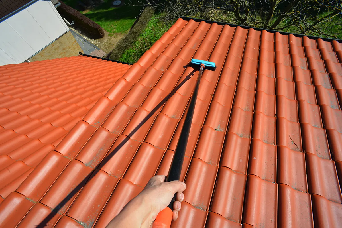 Nettoyage en cours de toiture