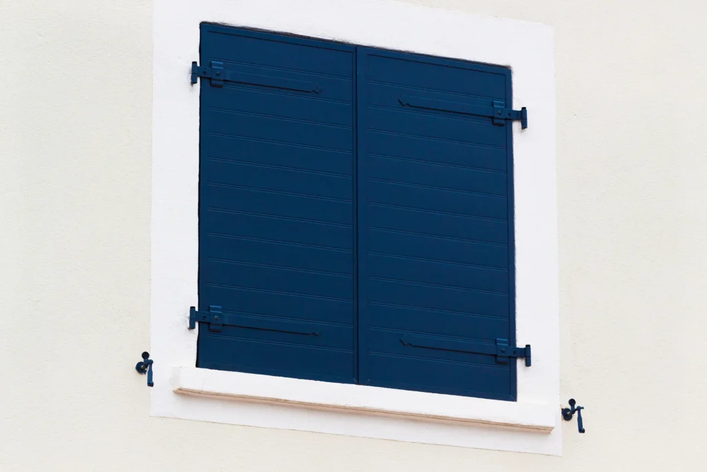 volets battants bleus